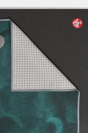 SEA YOGI // Lunar Yogitoes travel towel by Manduka, Tienda de Yoga online, on the mat