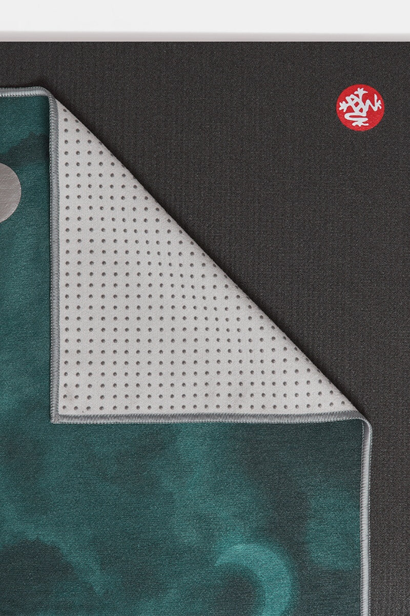 SEA YOGI // Lunar Yogitoes travel towel by Manduka, Tienda de Yoga online, on the mat