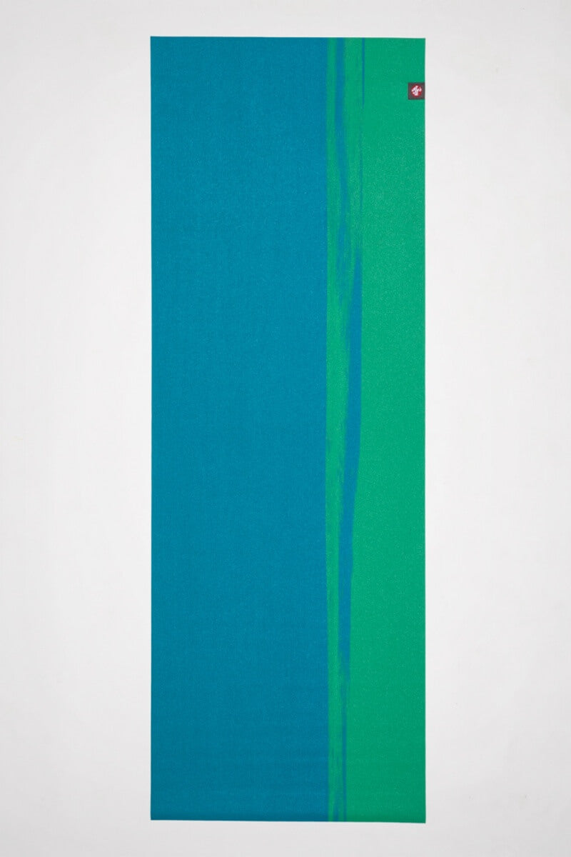 SEA YOGI // eKo Superlite travel yoga mat in Onyx colour by Manduka, 1kg, Yoga online shop, spread out