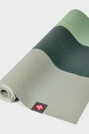 MANDUKA // EKO SUPERLITE TRAVEL YOGA MAT - 1kg - GREEN ASH STRIPE