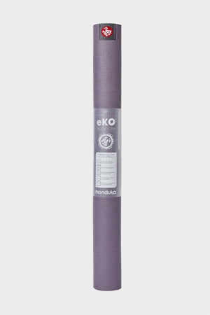 SEA YOGI // Manduka eKO SuperLite Yoga mat, 1kg Hyacinth, standing