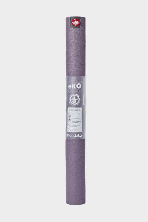 SEA YOGI // Manduka eKO SuperLite Yoga mat, 1kg Hyacinth, standing