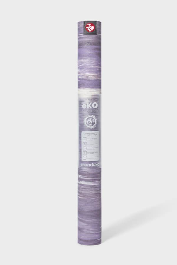 SEA YOGI // Manduka eKO SuperLite Yoga mat, 1kg Hyacinth Marbled, standing