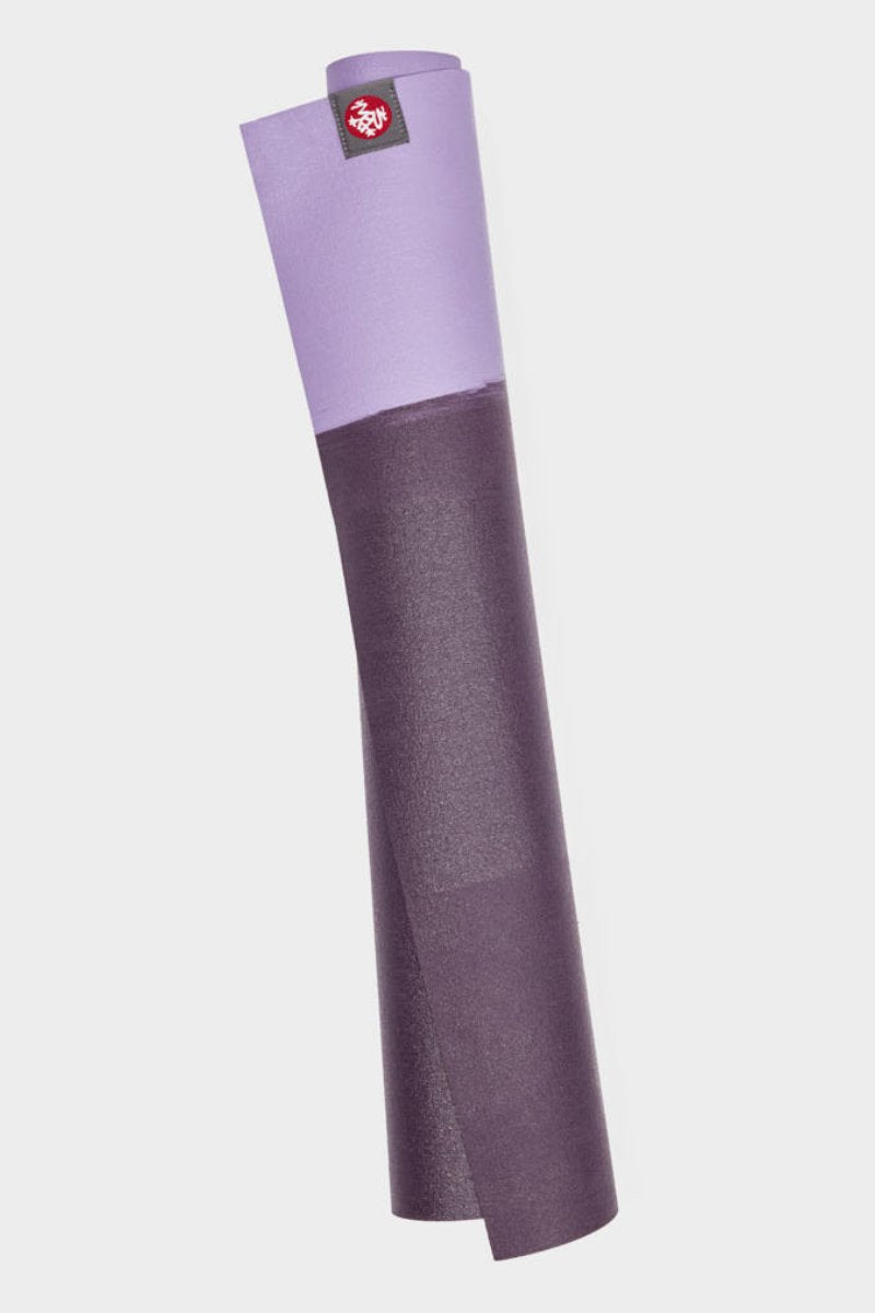 SEA YOGI // Sayan eKo Superlite travel yoga mat by Manduka, 1kg, Yoga online shop, standing