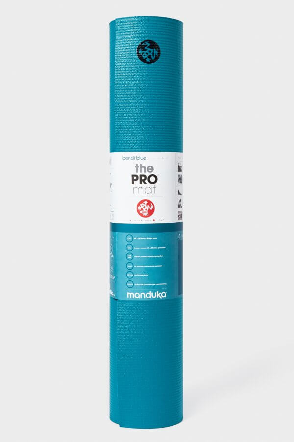 SEA YOGI // Manduka Pro Yoga Mat Bondi Blue in 6mm, standing