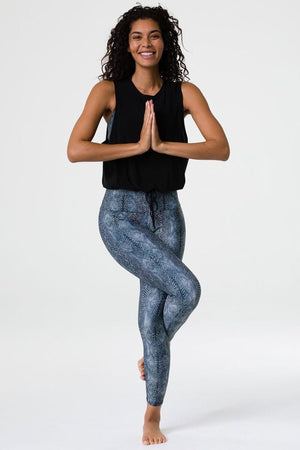 SEA YOGI // Onzie In Play Tank en negro, frente