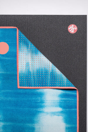 SEA YOGI // Yogitoes skidless toalla en Mystique Spirit de Manduka, close up image
