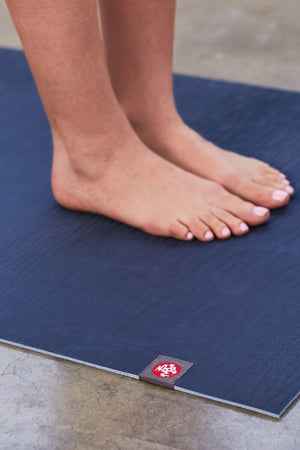 SEA YOGI // Midnight Eko Yoga yoga mat in 5mm by Manduka, visual close up