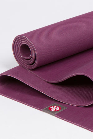 SEA YOGI // Esterilla de yoga el eko Lite en 4mm y Acai, Manduka, Tienda de Yoga, close up