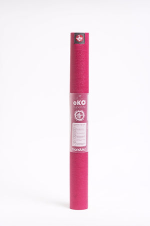 SEA YOGI online yoga shop - Yoga mats in Spain - Manduka - Eko Superlite 1kg - Fuchsia - standing