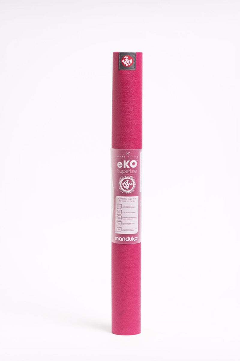 SEA YOGI online yoga shop - Yoga mats in Spain - Manduka - Eko Superlite 1kg - Fuchsia - standing