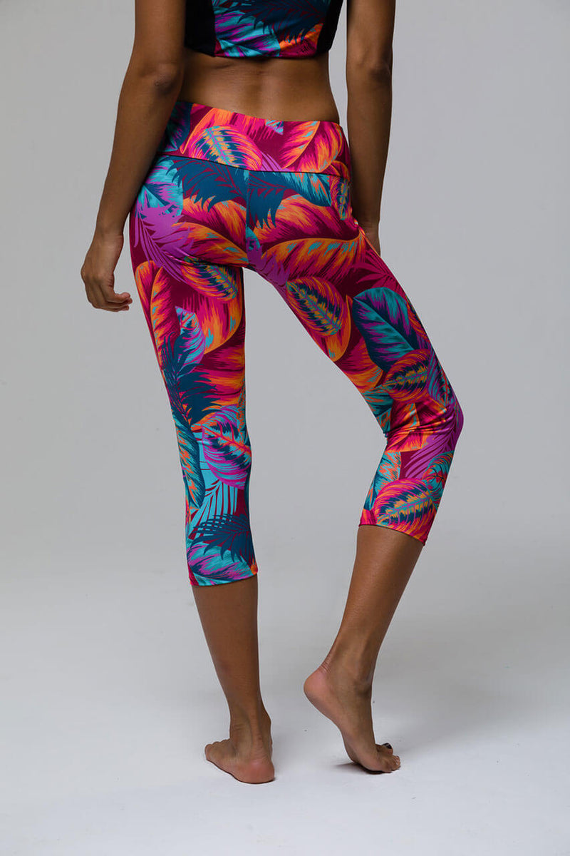 SEA YOGI Capri Leggings from Onzie in Lanai print, Tienda de Yoga, atras