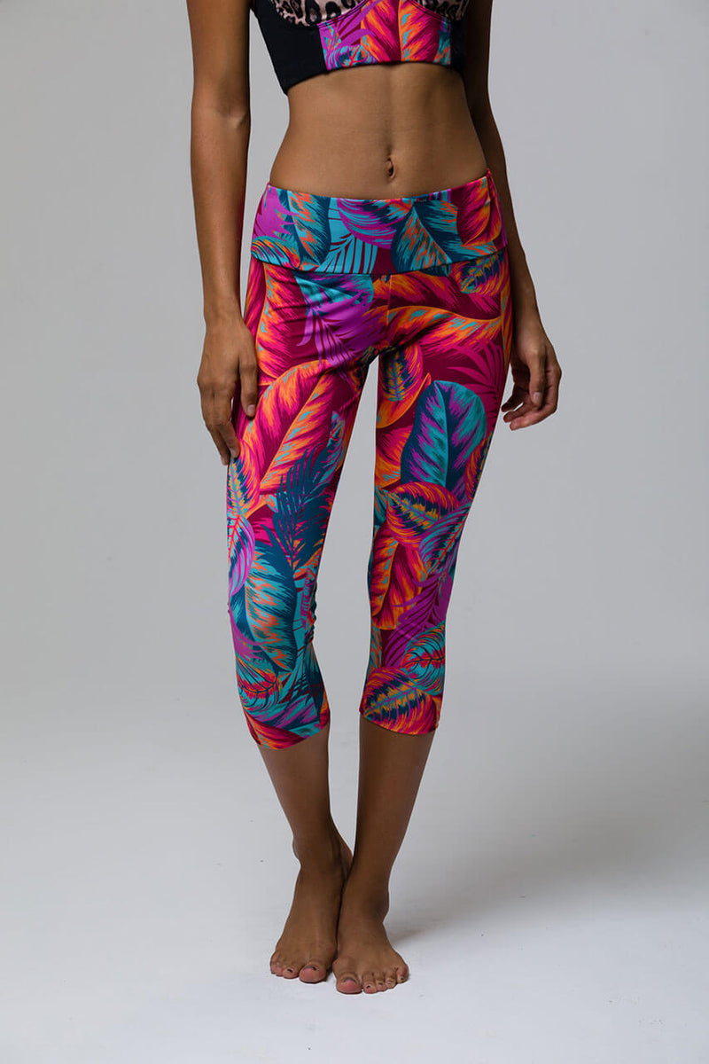 SEA YOGI Capri Leggings from Onzie in Lanai print, Tienda de Yoga, front