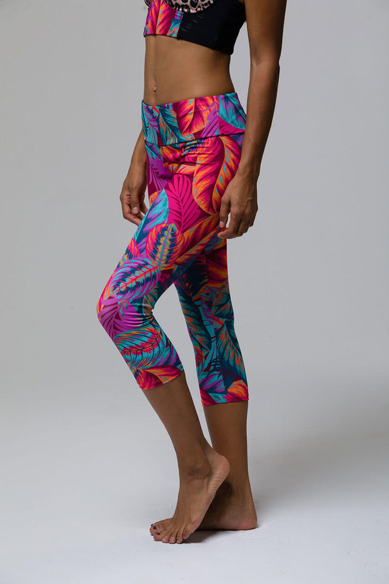 SEA YOGI Capri Leggings from Onzie in Lanai print, Tienda de Yoga, side