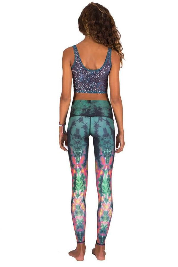 SEA YOGI // Teeki Eagle feather hot pants en green, back