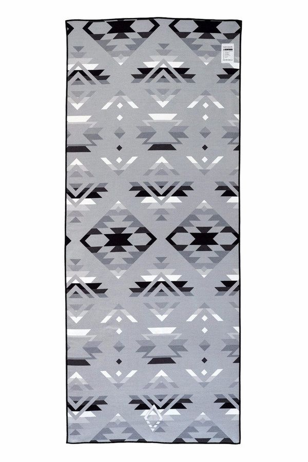 NOMADIX DOUBLE SIDED YOGA AND BEACH TOWEL IN PNW STYLE AND BACK - Sea Yogi