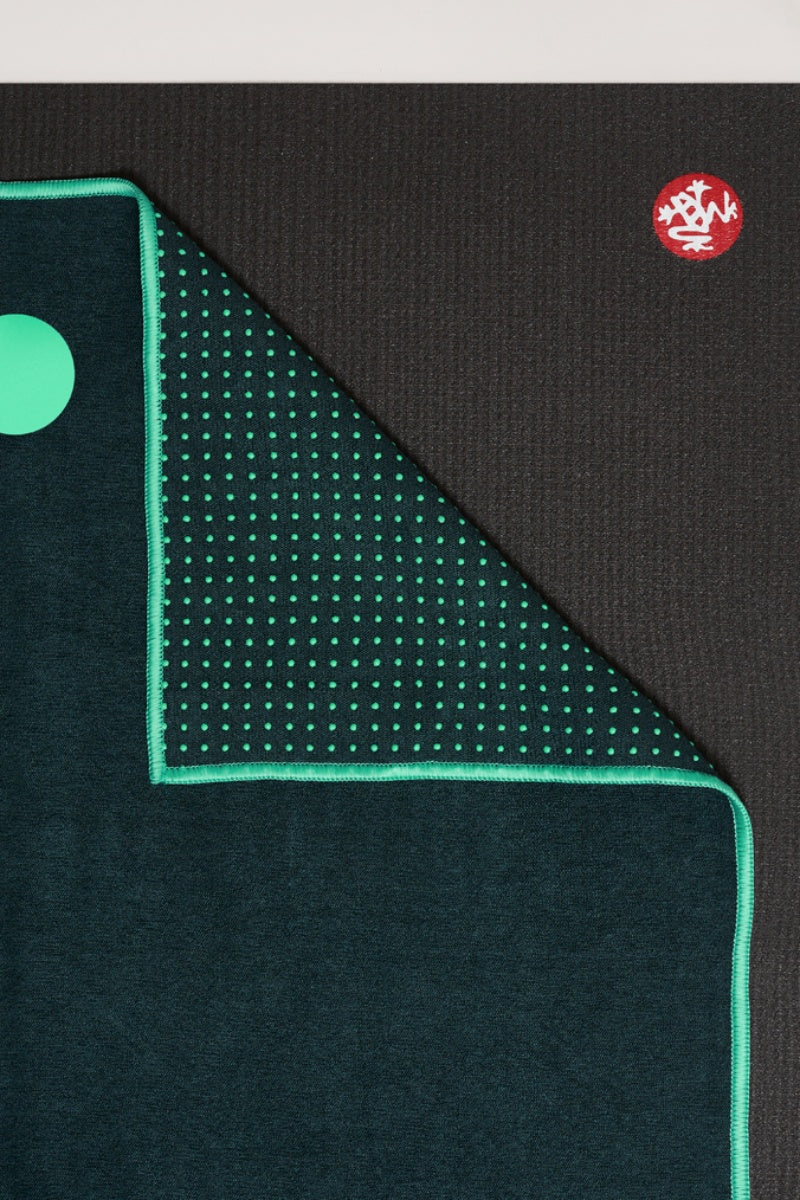 SEA YOGI // Yogitoes skidless towel in Thrive style by Manduka, close up image