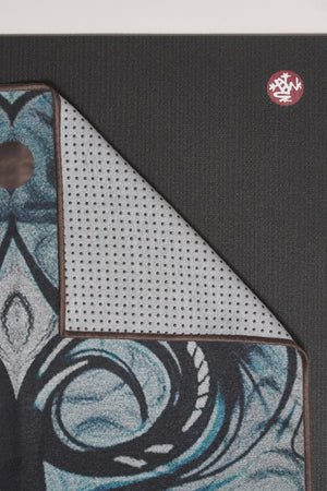 SEA YOGI // Yogitoes skidless towel in Valor style by Manduka, logo close up image